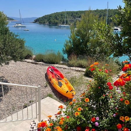 Luxury Villa Kate On Sea With Heated Pool Milna  Zewnętrze zdjęcie