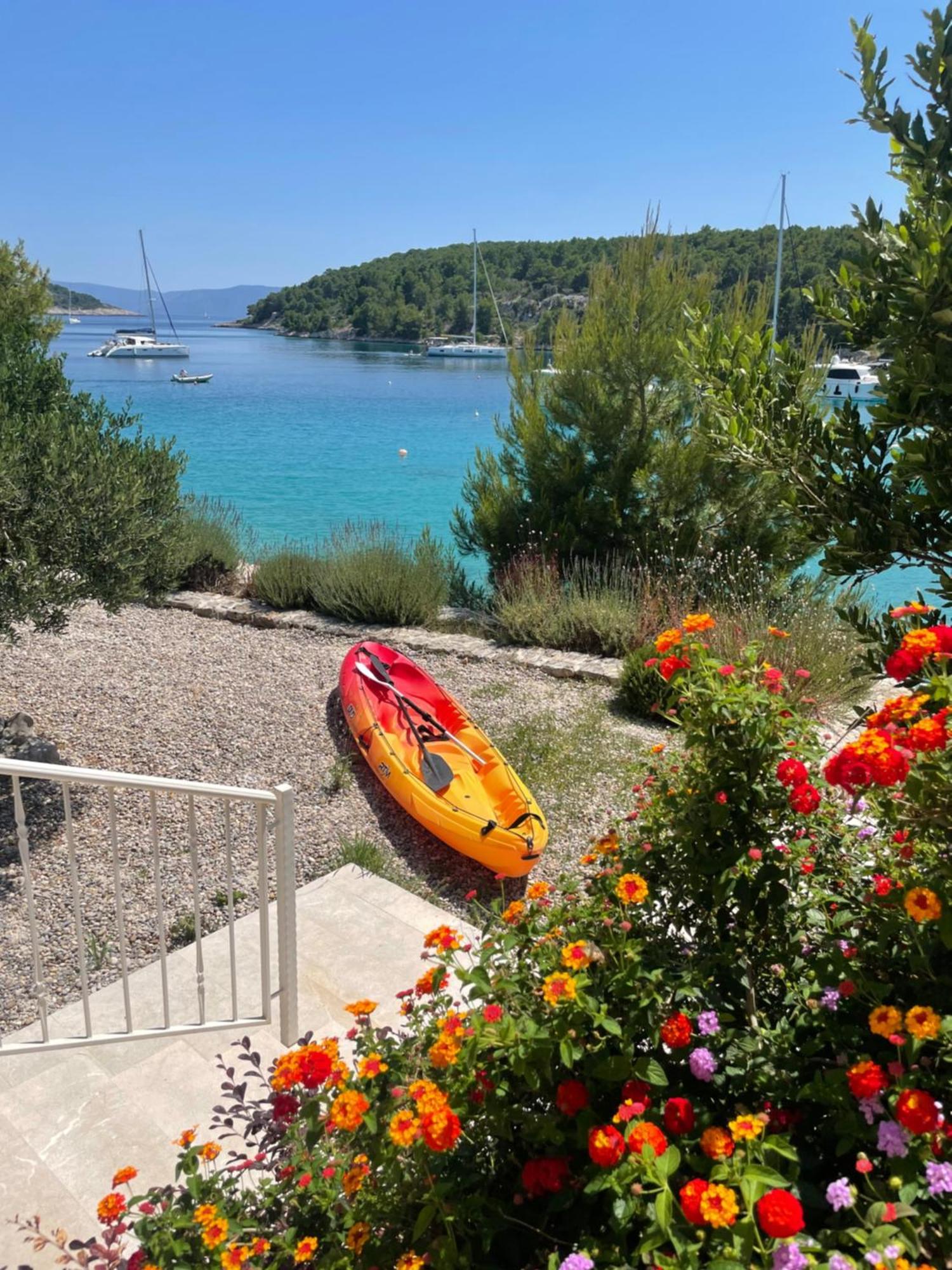 Luxury Villa Kate On Sea With Heated Pool Milna  Zewnętrze zdjęcie